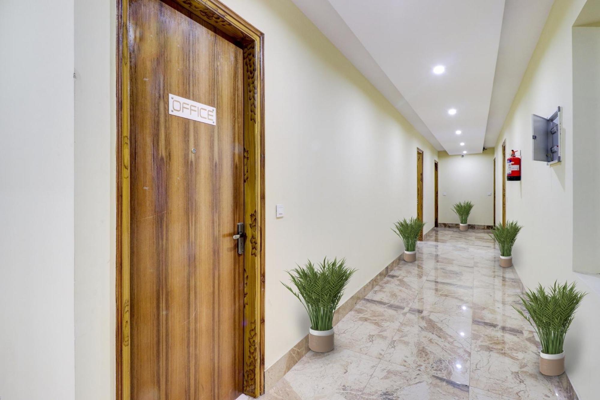 Super Capital O Crestwood Inn Дехрадун Екстериор снимка